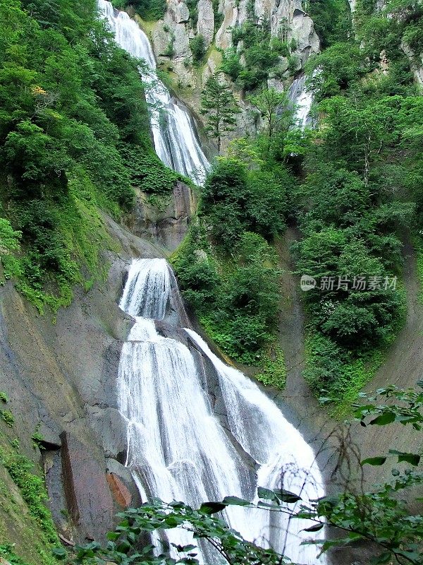 日本北海道的Hagoromonogaki (Hagoromo Falls)(日本100佳瀑布)